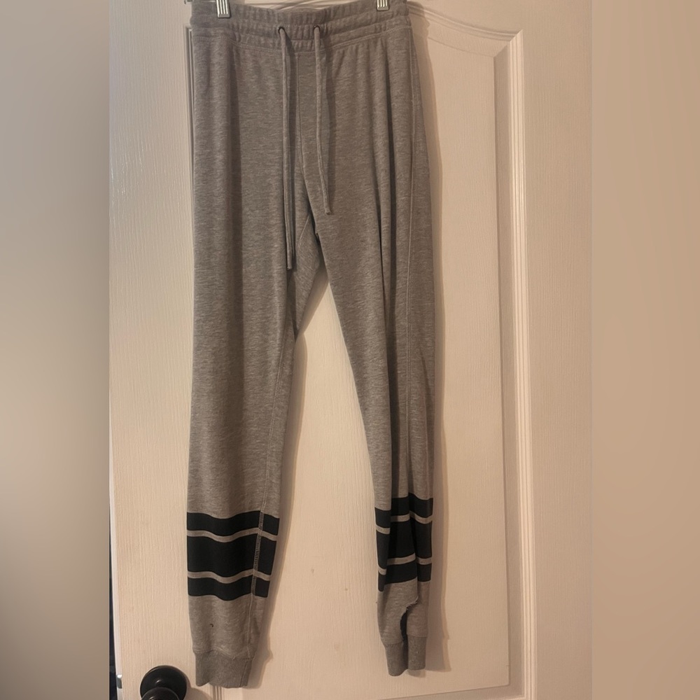 Junior’s joggers with black stripes